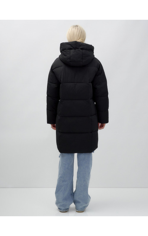 Женская зимняя куртка свободного кроя с простеганным утеплителем.