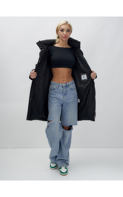 Женская зимняя куртка свободного кроя с простеганным утеплителем.