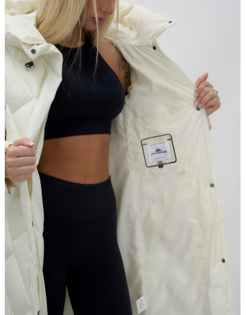 Длинный зимний пуховик с капюшоном для женщин.