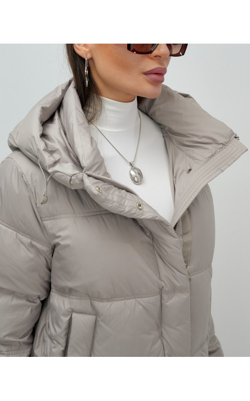 Длинный женский пуховик с капюшоном для зимы.