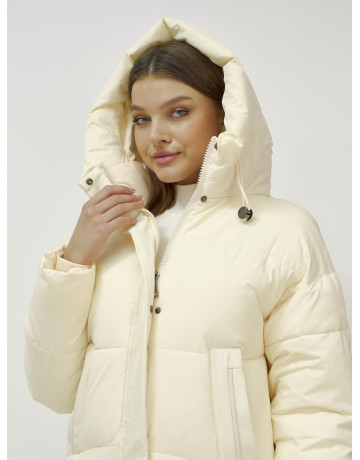 Зимний пуховик с воротником-стойкой и капюшоном.