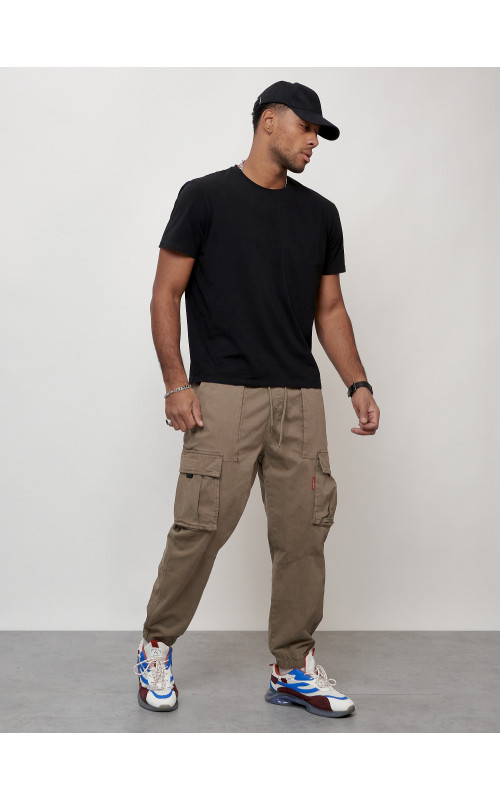 Мужские брюки зауженного кроя.