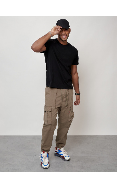 Мужские брюки зауженного кроя.