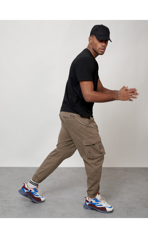 Мужские брюки зауженного кроя.