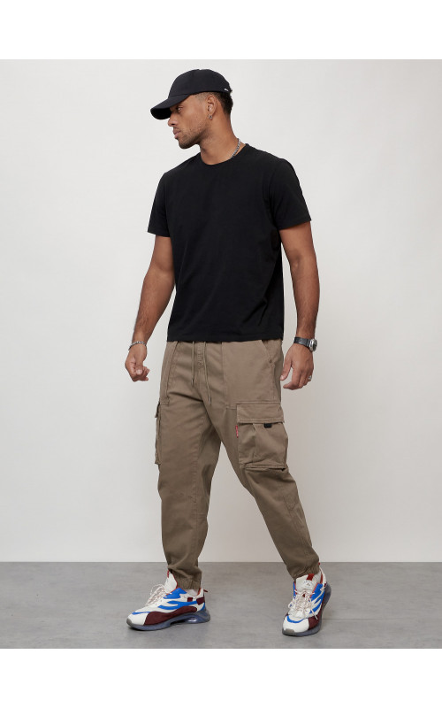 Мужские брюки зауженного кроя.