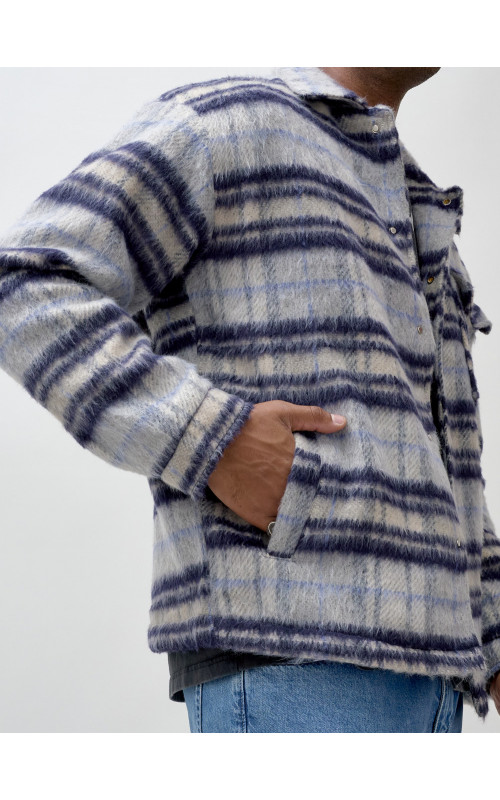 Ворсистая шерстяная рубашка для активного образа жизни.