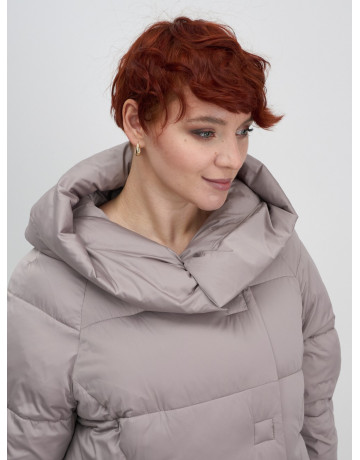 Женский зимний пуховик с капюшоном.