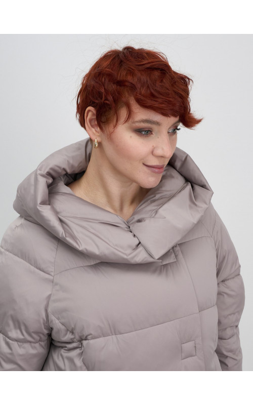 Женский зимний пуховик с капюшоном.