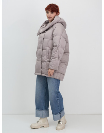 Женский зимний пуховик с капюшоном.