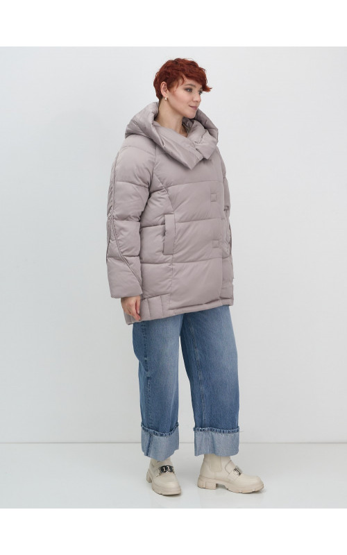 Женский зимний пуховик с капюшоном.