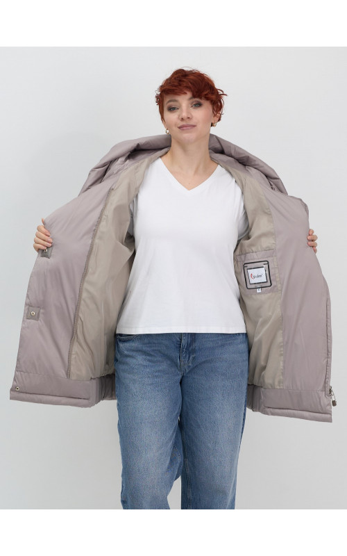 Женский зимний пуховик с капюшоном.