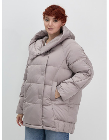 Женский зимний пуховик с капюшоном.