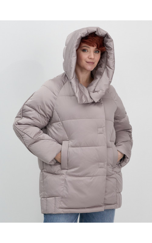 Женский зимний пуховик с капюшоном.