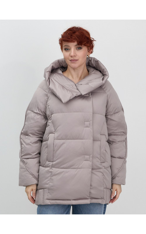 Женский зимний пуховик с капюшоном.