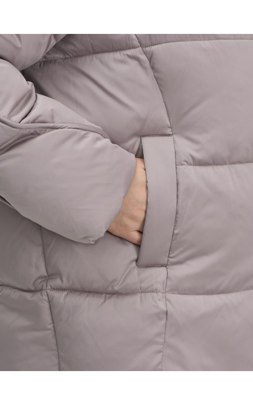 Женский зимний пуховик с капюшоном.