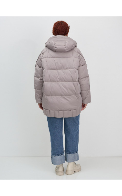 Женский зимний пуховик с капюшоном.