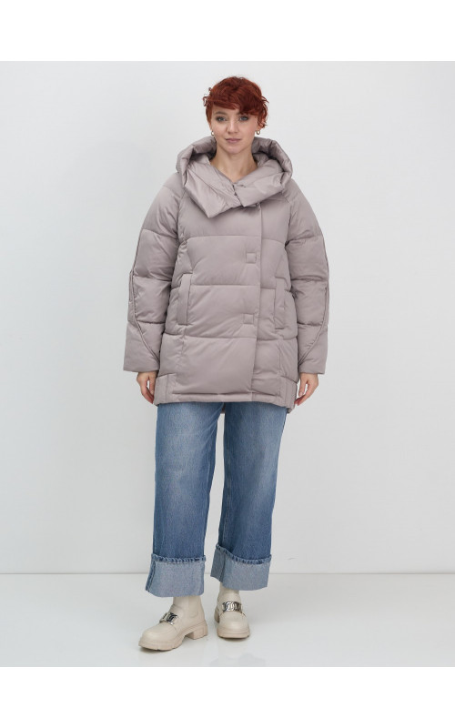 Женский зимний пуховик с капюшоном.