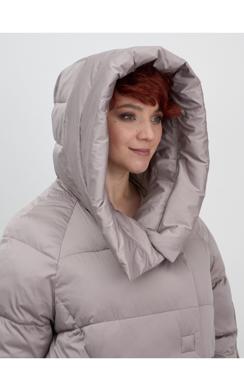 Женский зимний пуховик с капюшоном.