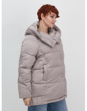 Женский зимний пуховик с капюшоном.