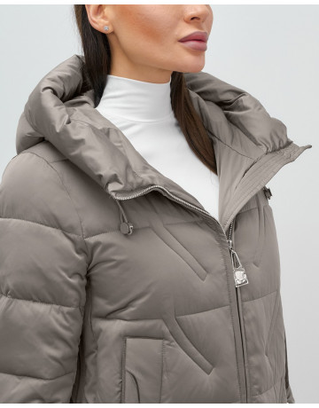 Женская зимняя куртка с капюшоном для холодной погоды.