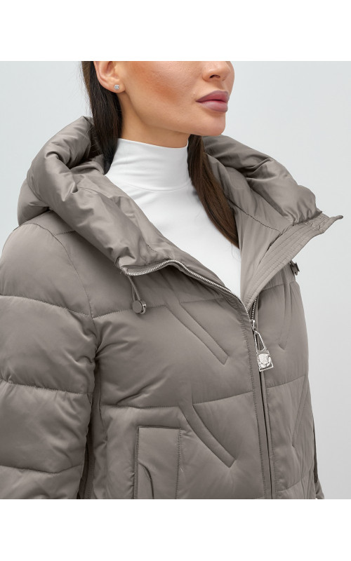 Женская зимняя куртка с капюшоном для холодной погоды.