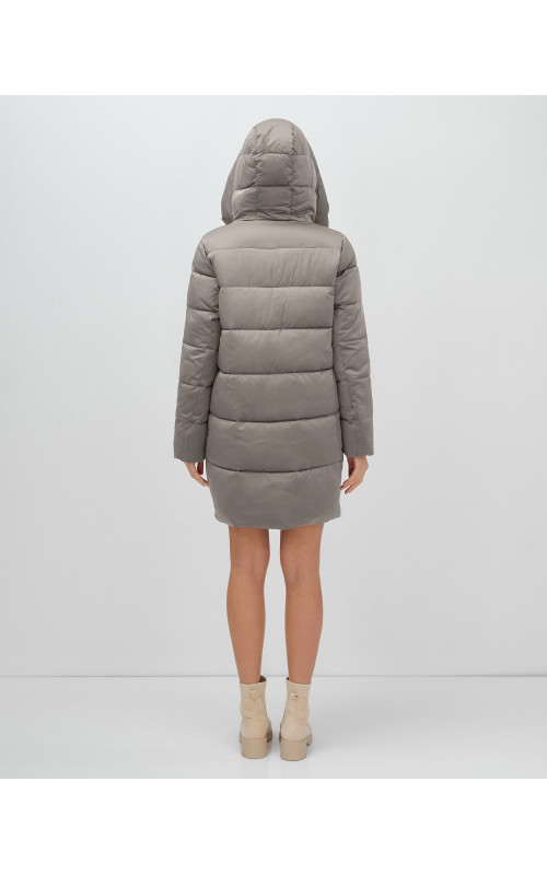 Женская зимняя куртка с капюшоном для холодной погоды.