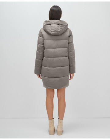 Женская зимняя куртка с капюшоном для холодной погоды.