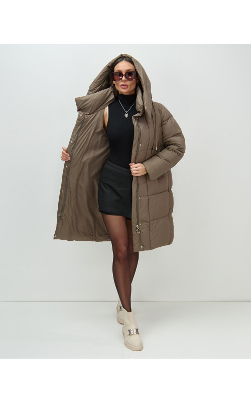 Женский длинный пуховик с капюшоном.