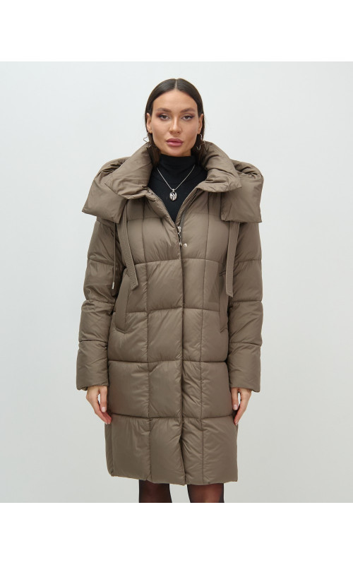Женский длинный пуховик с капюшоном.