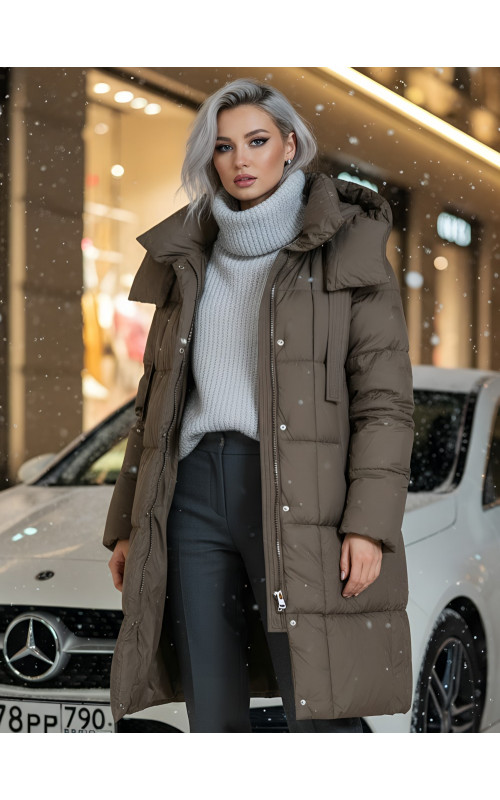 Женский длинный пуховик с капюшоном.