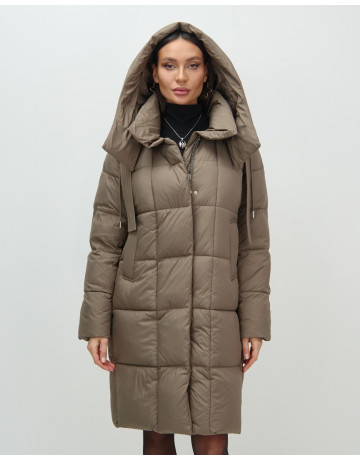 Женский длинный пуховик с капюшоном.