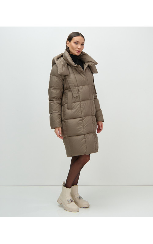 Женский длинный пуховик с капюшоном.