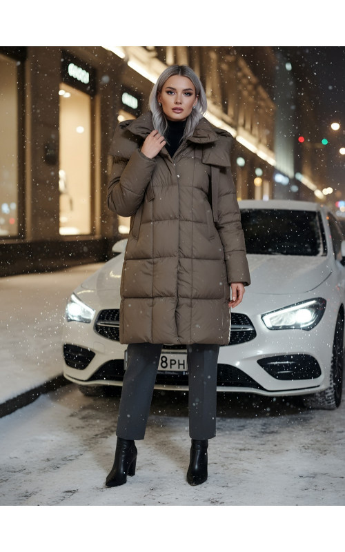 Женский длинный пуховик с капюшоном.