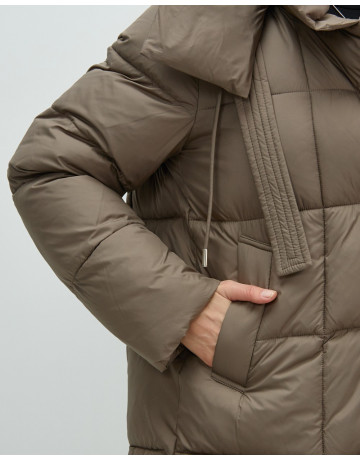 Женский длинный пуховик с капюшоном.