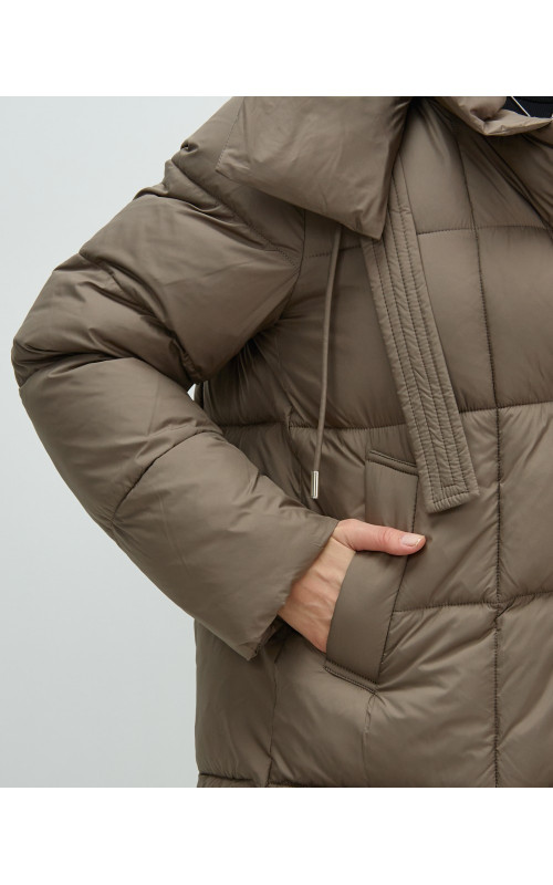 Женский длинный пуховик с капюшоном.