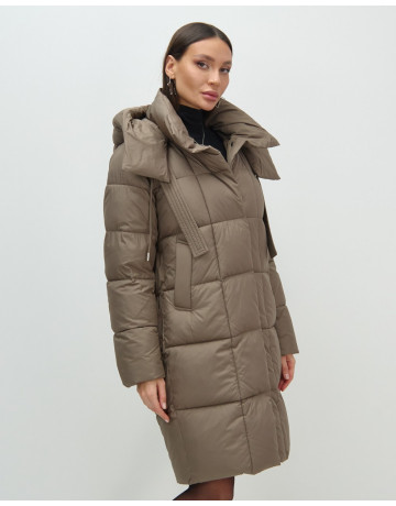 Женский длинный пуховик с капюшоном.
