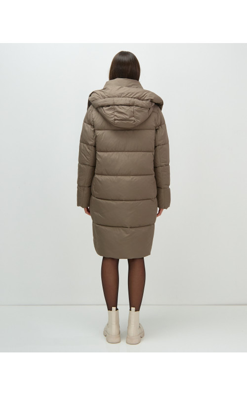 Женский длинный пуховик с капюшоном.