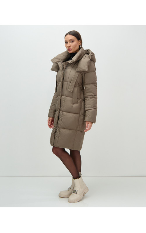 Женский длинный пуховик с капюшоном.