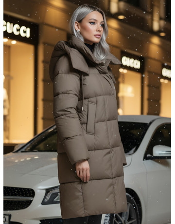 Женский длинный пуховик с капюшоном.