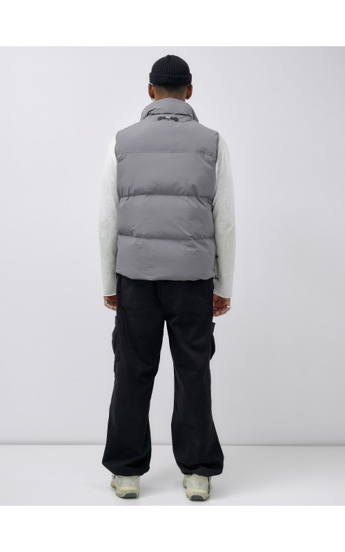 Мужской зимний стеганый жилет для активного отдыха.