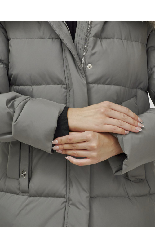 Женская зимняя куртка с мехом.