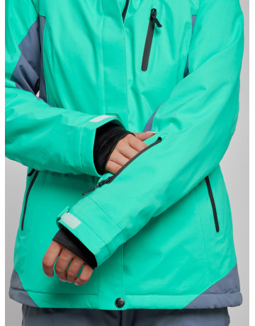 Женский горнолыжный костюм для зимних видов спорта.