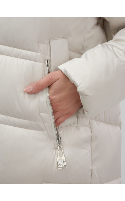 Длинный зимний пуховик для женщин с капюшоном.