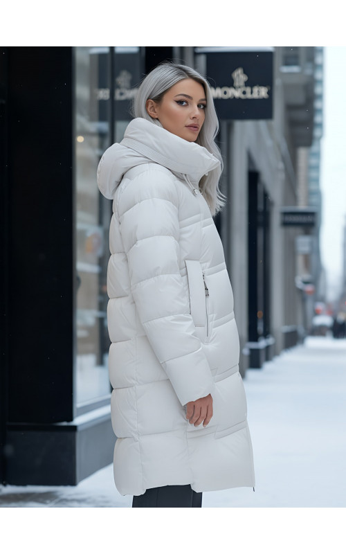 Длинный зимний пуховик для женщин с капюшоном.