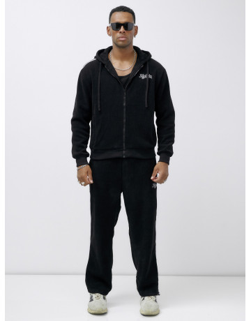 Мужской спортивный костюм для активного образа жизни.