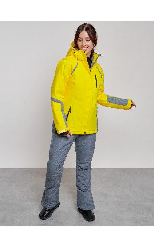 Женский горнолыжный костюм для зимних видов спорта.