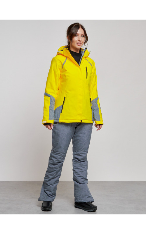 Женский горнолыжный костюм для зимних видов спорта.