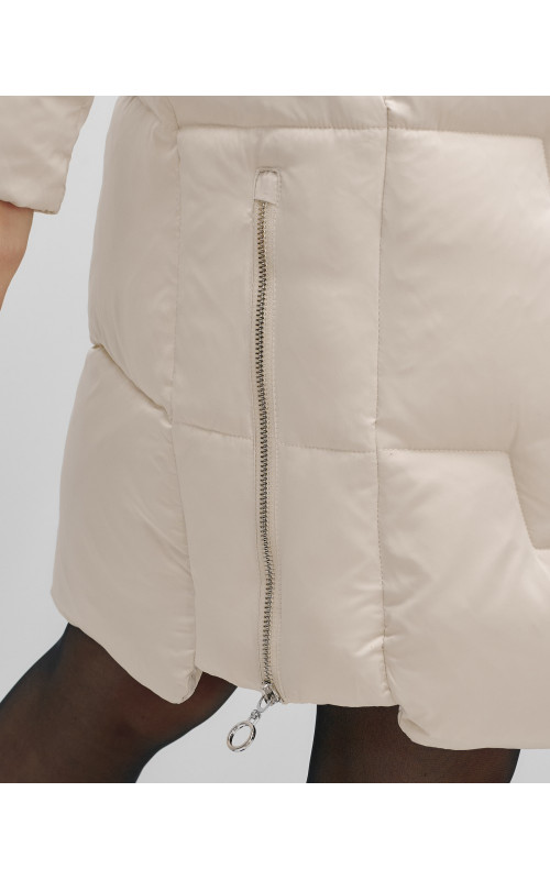 Женский зимний пуховик с капюшоном.