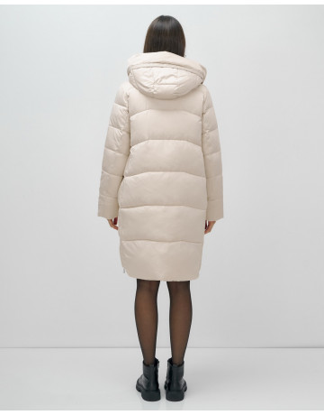 Женский зимний пуховик с капюшоном.