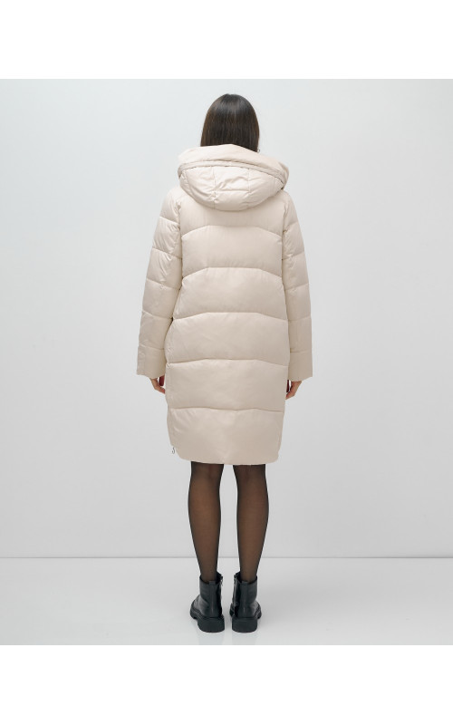 Женский зимний пуховик с капюшоном.